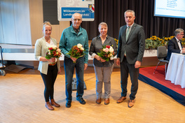 Landrat Carsten Michaelis (rechts mit Bild) bedankt sich bei den Kreiswegewarten für ihr ehrenamtliches Engagement