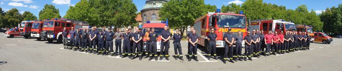 Feuerwehrleute in Zwickau kurz vor dem Start nach Pirna