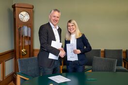 Landrat Carsten Michaelis und Julia Thomä, Regionalcenterleiterin der Region Zwickau der AOK PLUS bei der Unterzeichnung des Vertrages