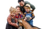 Bild mit Mutter, Vater, kleiner Tochter und ihrem Bruder beim Füttern einer Ziege aus Eimern