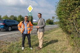 : Beigeordneter Mario Müller und Dirk Gleixner, Sachgebietsleiter Straßenverkehr und Leiter der Unfallkommission des Landratsamtes Zwickau, begutachten das neu installierte Verkehrsdisplay am Abzweig Raum (v. r.).