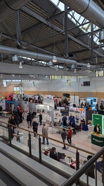 Blick in die Sachsenlandhalle auf die Messestände mit Besuchenden